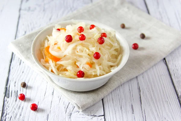 Sauerkraut es col fermentada con arándano rojo. En el proceso de fermentación, probióticos beneficiosos, bacterias vivas, dan la mayor parte de sus beneficios para la salud, incluyendo vitaminas C y K, potasio, calcio —  Fotos de Stock