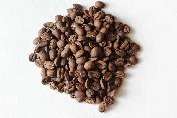 Kaffeebohnen auf blauem Hintergrund. Körner für einen Kaffee trinken — Stockfoto