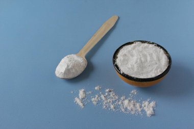 Mavi arka planda kolajen tozu. Fazladan protein alımı. Cilt, kemik, eklemler ve bağırsaklar için doğal güzellik ve sağlık desteği. Flatlay, üst manzara. Boşluğu kopyala.