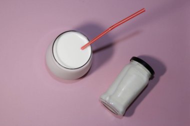 Pembe arka planda fotokopi alanı olan Kefir içeceği. Sağlıklı gıda konsepti. Üst görünüm.