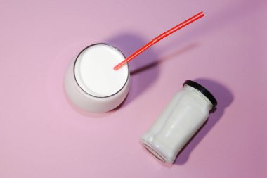 Pembe arka planda fotokopi alanı olan Kefir içeceği. Sağlıklı gıda konsepti. Üst görünüm.