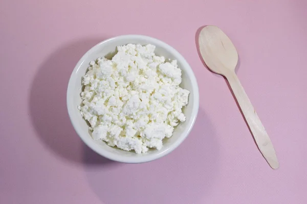 Quark Weißer Schüssel Auf Rosa Tisch Mit Löffel Ansicht Von — Stockfoto