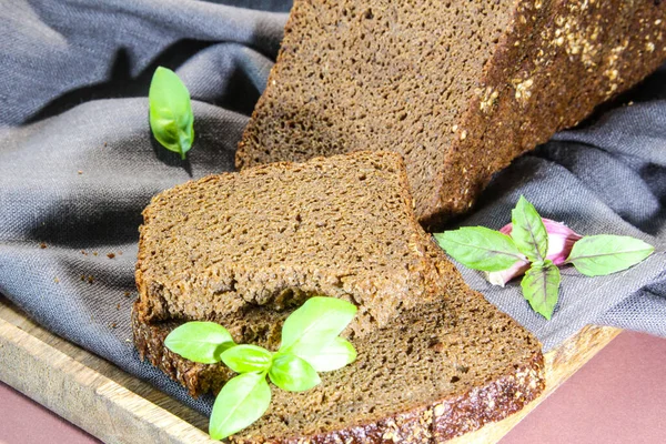 Tahtada Yaprak Fesleğenli Dilimlenmiş Çavdar Ekmeği Tohumlu Tam Tahıllı Çavdar — Stok fotoğraf