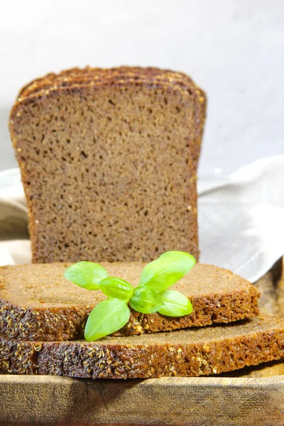 Roggenbrot Scheiben Geschnitten Mit Basilikum Auf Schneidebrett Roggenvollkornbrot Mit Samen — Stockfoto