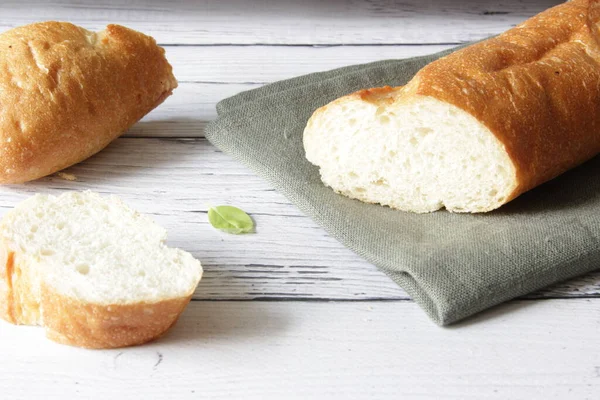 Französisch Frisches Baguette Auf Serviette Und Hölzernem Hintergrund Mehrere Abgeschnittene — Stockfoto