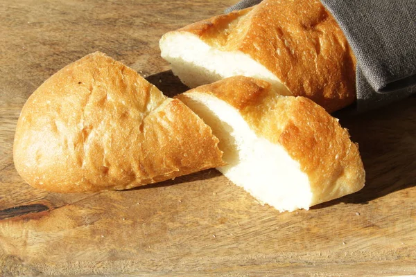 Französisches Frisches Baguette Auf Einem Hölzernen Schneidebrett Mehrere Abgeschnittene Stücke — Stockfoto