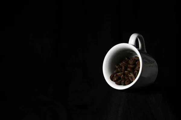 Taza blanca con grano de café aislado sobre fondo negro. Conjunto de alimentos. Piso tendido, vista superior. —  Fotos de Stock