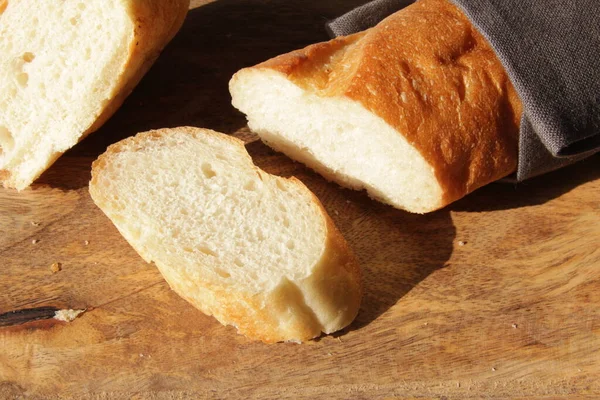 Tahta Kesme Tahtasında Fransız Usulü Ekmek Ekmeği Birkaç Kesik Parça — Stok fotoğraf