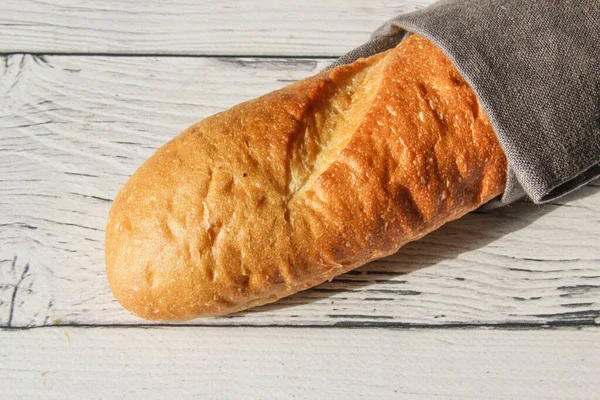 Francuskie Świeże Bagietki Miękkiego Chleba Serwetce Drewnianym Tle Kilka Kawałków — Zdjęcie stockowe
