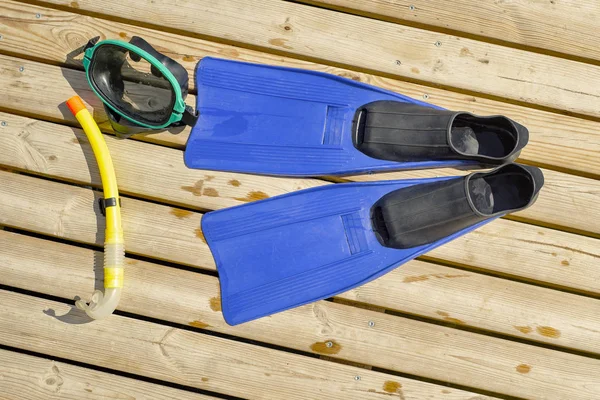 Tauchermaske, Flossen, Schnorchel auf Holzsteg — Stockfoto