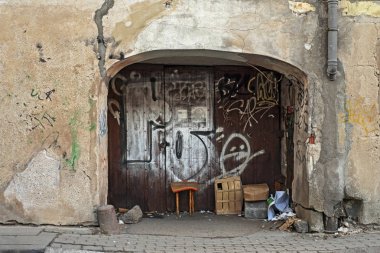 Kırık duvarlar ve peeling boya kapı ile terk edilmiş evde.