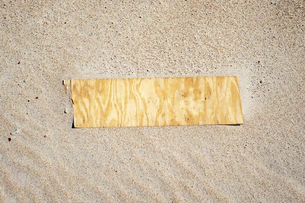 Planche de bois sur sable à la plage en été . — Photo