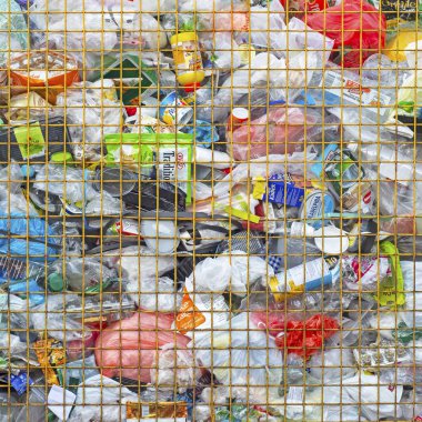 Vilnius, Litvanya - 25 Mart 2018: Plastik atık metal tel kafes kap içinde.