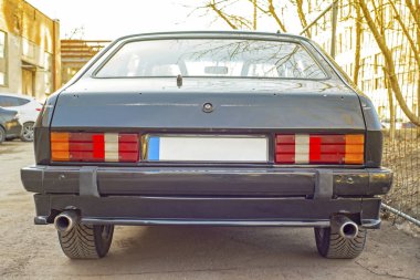 Bahçedeki araba sola terk edilmiş.