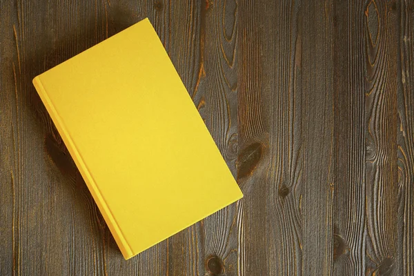 Gele boek op tafel — Stockfoto