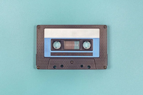 Retro cinta de casete de audio de plástico azul negro . — Foto de Stock