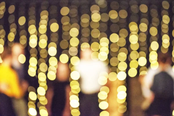 Lumières de Noël jaunes brillantes qui brillent la nuit . — Photo