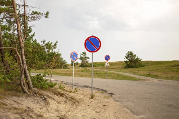 Verbod op borden voor auto's staan in de buurt van de kust. — Stockfoto