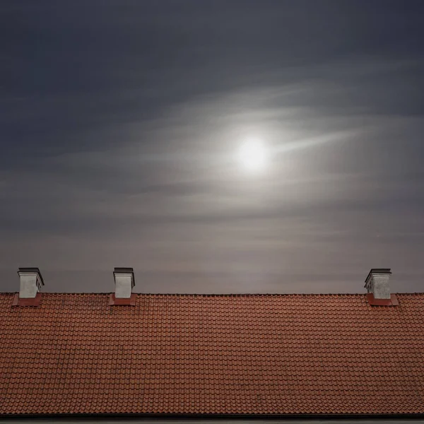 Кахельна поверхня даху, хмарне блакитне небо — стокове фото