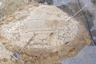 İnşaat alanında. Üstten görüntüleyin. Kum ve iki kürek yığını.