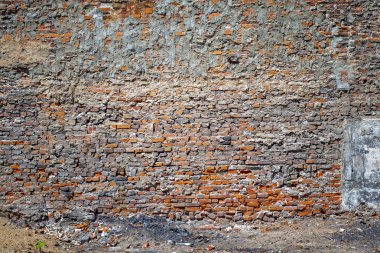 Terk edilmiş grunge kırık kırmızı tuğla sıva duvar.