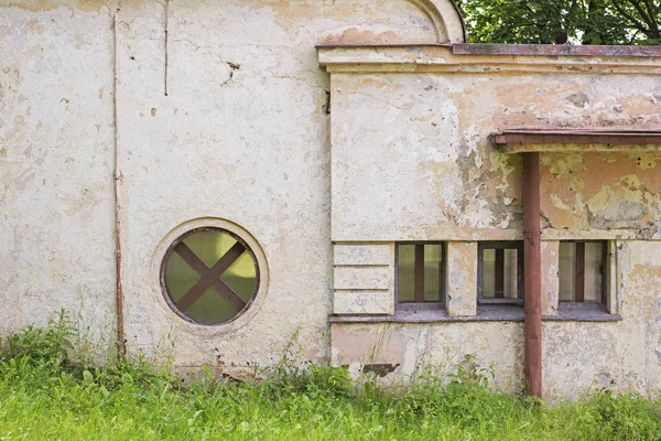 Abandoned grunge cracked stucco wall with windows. — Stock Photo, Image