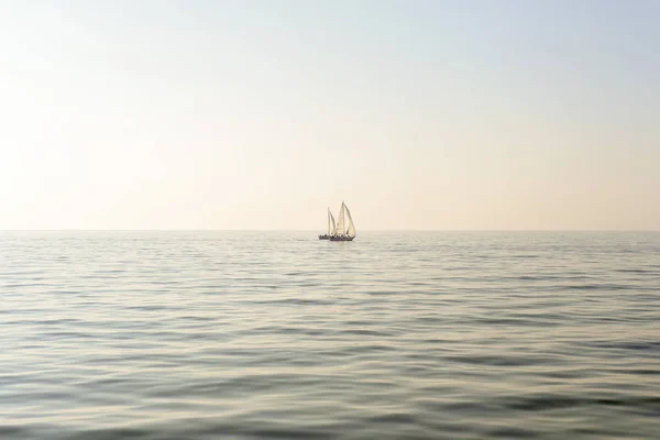 Zwei Segelboote mit weißen Segeln im Meer. — Stockfoto