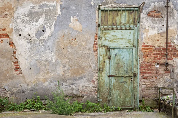 Гранж металлическая дверь, треснула красная кирпичная стена — стоковое фото