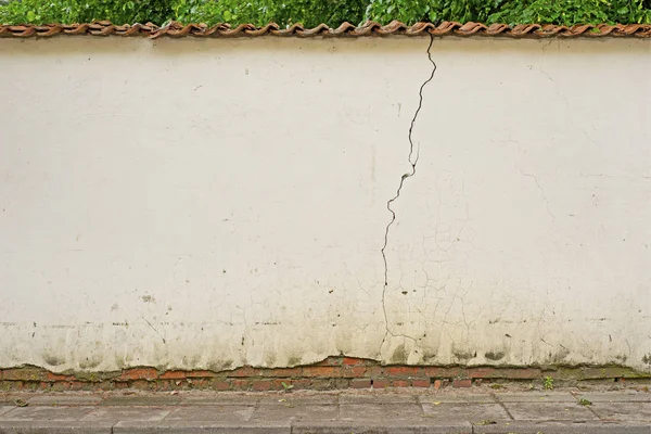 Ditinggalkan retak stuko kotor latar belakang dinding putih . — Stok Foto