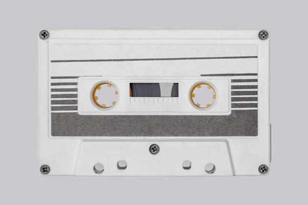 Cassette audio blanc rétro isolée sur fond blanc . — Photo