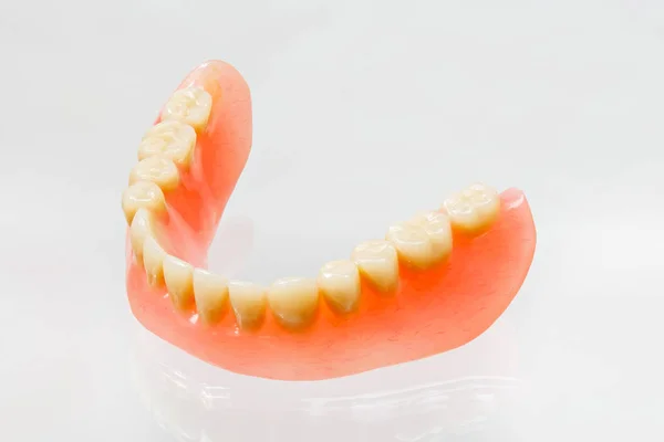 Vuile oude verweerde dental plaat geïsoleerd op transparante achtergrond. Stockafbeelding