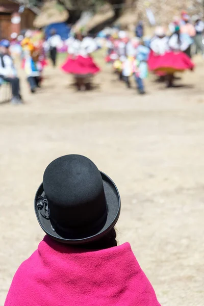 ボリビアのイスラ ソルの伝統的なダンスを見ての伝統的な衣装での先住民の女性 — ストック写真