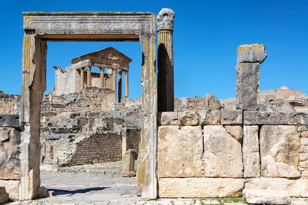 Antiguo Templo Enmarcado Por Una Puerta Las Históricas Ruinas Romanas — Foto de Stock