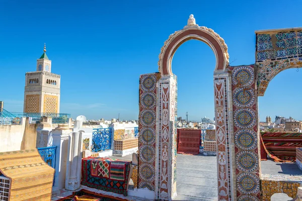 Verziertes Dach Mit Blick Auf Die Zaytuna Moschee Stockfoto