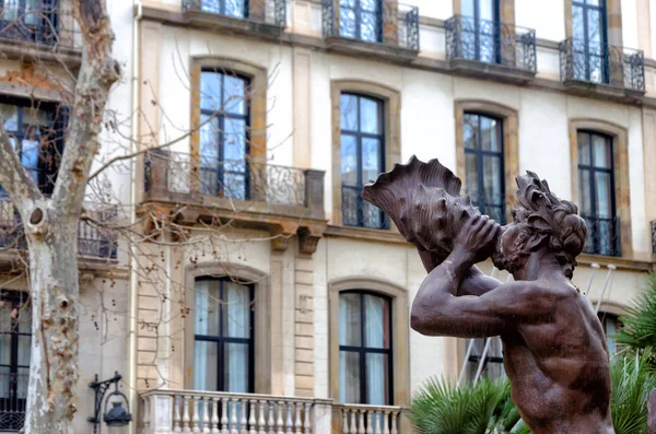 西班牙巴塞罗那广场上的一个神话人物雕像 — 图库照片