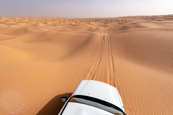 Blick Auf Die Sahara Wüste Vom Dach Eines Weißen Geländewagens lizenzfreie Stockbilder