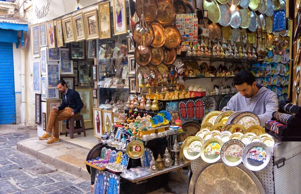 Tunis Tunisko Dubna Člověk Dělat Řemeslné Výrobky Prodej Obchodě Medině — Stock fotografie
