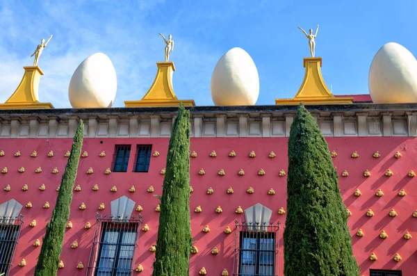 Bunte Fassade Mit Skulpturen Auf Dali Museum Figueres Spanien Stockbild