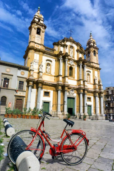 ドメニコ教会 パレルモ イタリアのサン ドメニコ広場の歴史的な中心部に自転車のビュー — ストック写真