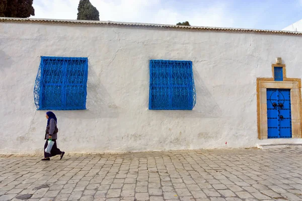 Sidi Bou Said Tunisia Abril Mujer Camina Por Una Las —  Fotos de Stock