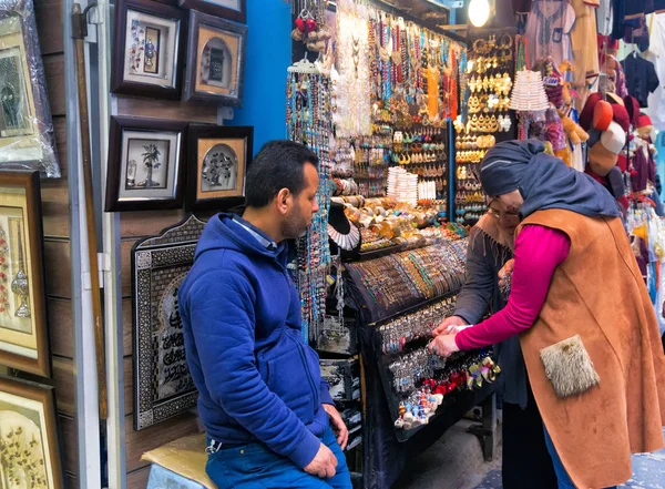 突尼斯突尼斯 4月3日 妇女在突尼斯的麦地那市的传统市场购买配件2018年4月3日 免版税图库图片