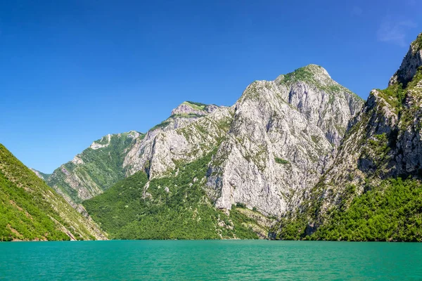 阿尔巴尼亚Shkoder附近的Koman湖和阿尔巴尼亚阿尔卑斯山美景 — 图库照片