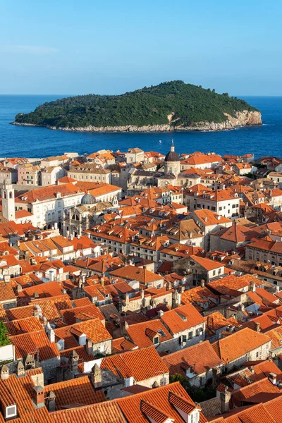 Vista Verticale Della Città Vecchia Dubrovnik Croazia Con Isola Lokrum — Foto Stock