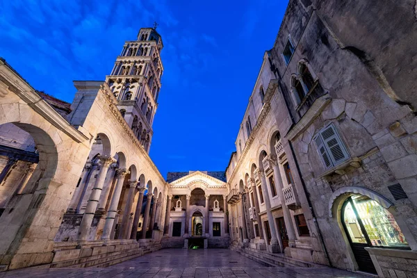 Sloupořadí Diokleciánově Paláci Během Modré Hodiny Split Chorvatsko — Stock fotografie