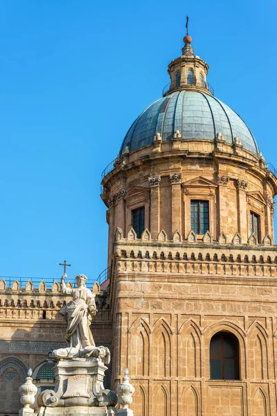 Verticaal Zicht Een Standbeeld Koepel Van Kathedraal Palermo Italië — Stockfoto