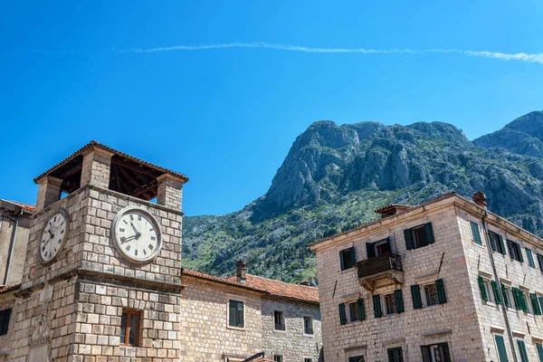 Klocktorn Och Berg Den Historiska Stadskärnan Kotor Montenegro — Stockfoto