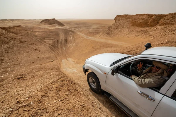 Guia Turístico Suv Deserto Ong Jemel Perto Tozeur Tunísia — Fotografia de Stock