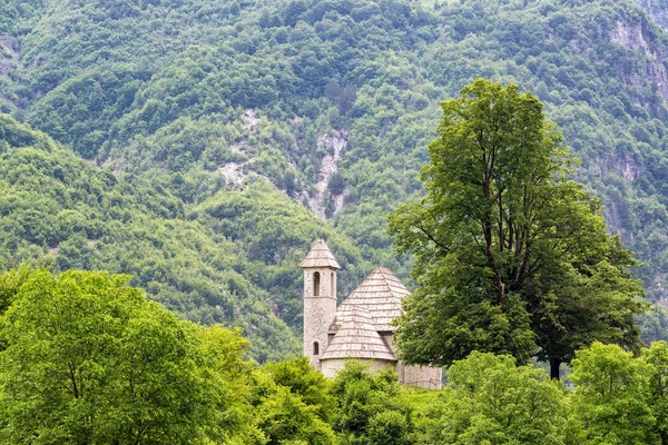 Paesaggio Accidentato Con Chiesa Thethi Nella Bella Theth Albania — Foto Stock