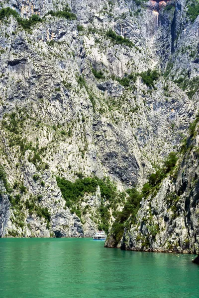 阿尔巴尼亚科曼湖水库山脉中央的一条船的景色 — 图库照片