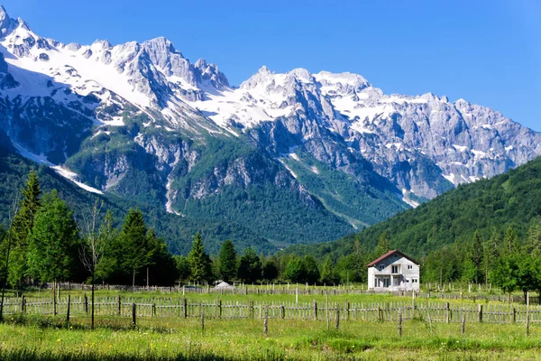 Veduta Del Villaggio Valbona Nel Nord Dell Albania — Foto Stock